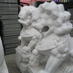 白色石头狮子雕塑，白色石狮子