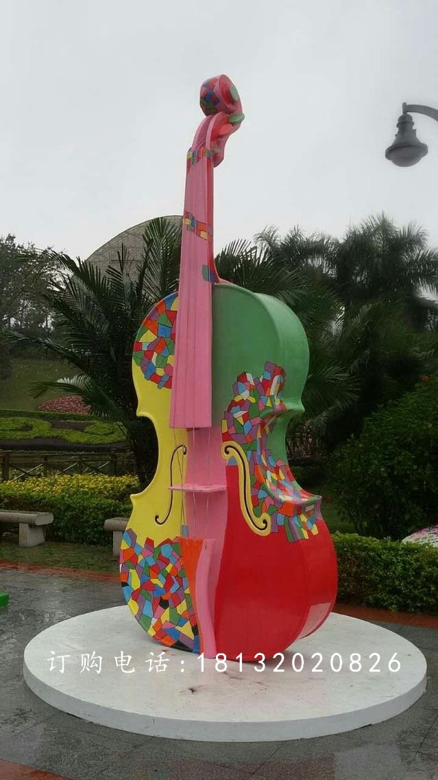 仿真彩绘吉他雕塑，公园吉他玻璃钢雕塑