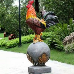 踩球公鸡雕塑，玻璃钢动物雕塑