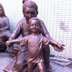 妈妈教儿子走路铜雕，公园人物铜雕