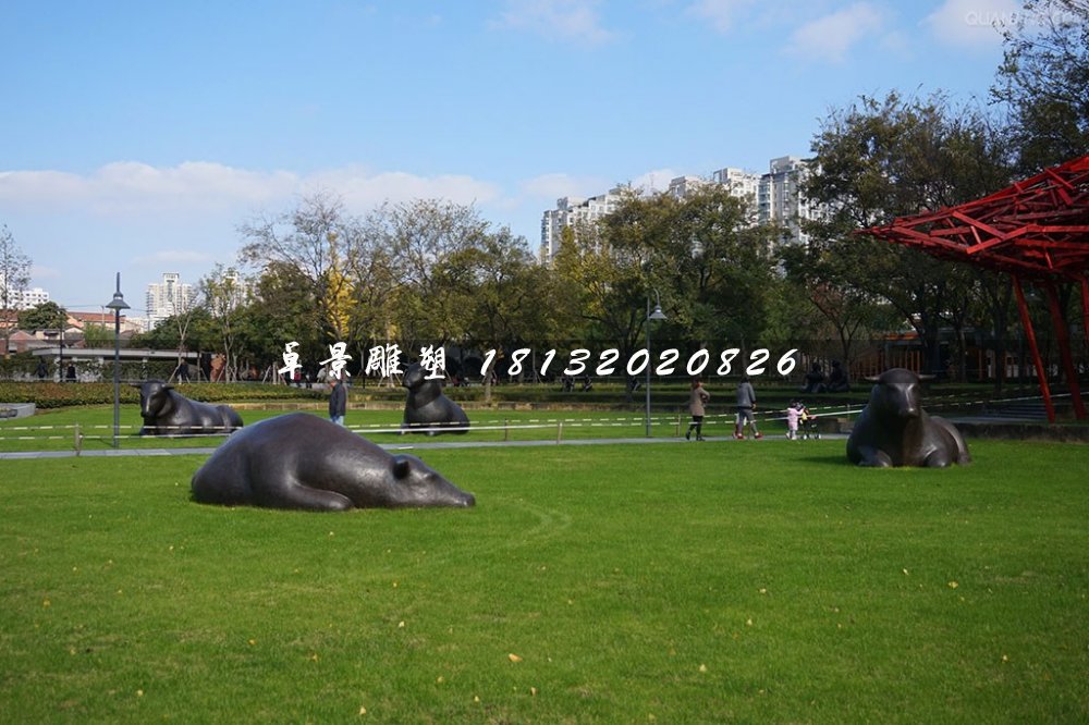 卧着的牛铜雕，公园群牛雕塑
