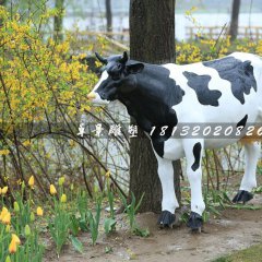 奶牛雕塑，公园玻璃钢仿真奶牛雕塑