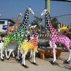 彩色长颈鹿雕塑，玻璃钢动物