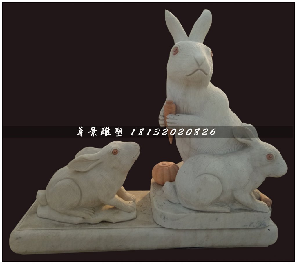 小白兔吃胡萝卜石雕，公园动物石雕