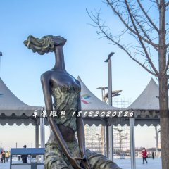 仰望蓝天的少女铜雕，公园景观雕塑