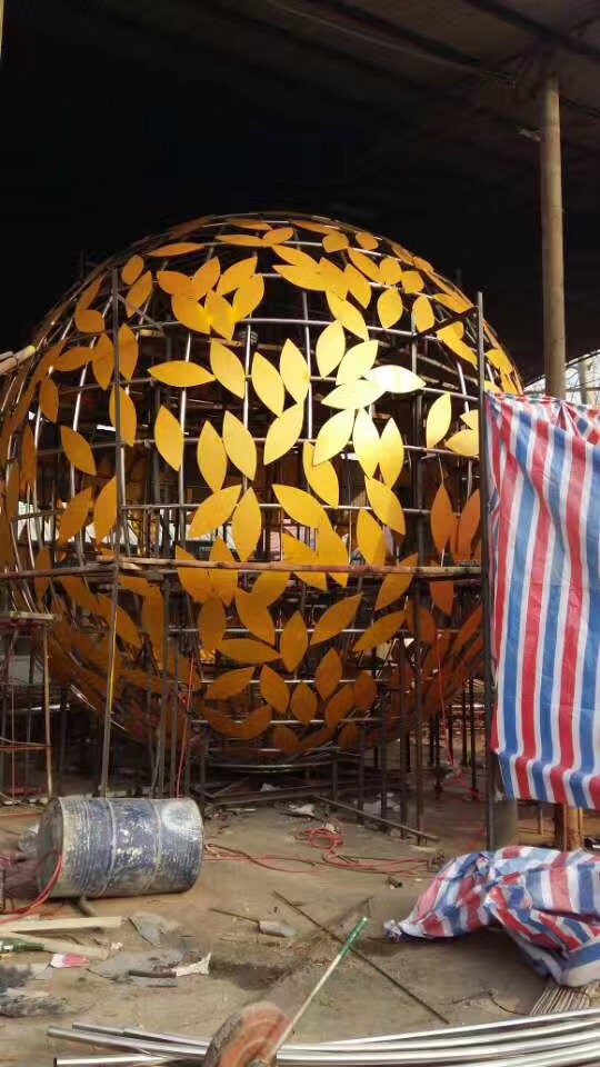 不锈钢树叶镂空球雕塑，景观不锈钢雕塑