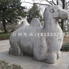 卧着的骆驼雕塑，公园动物石雕