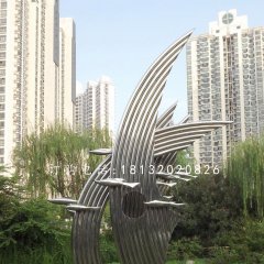 不锈钢游鱼雕塑，公园景观雕塑
