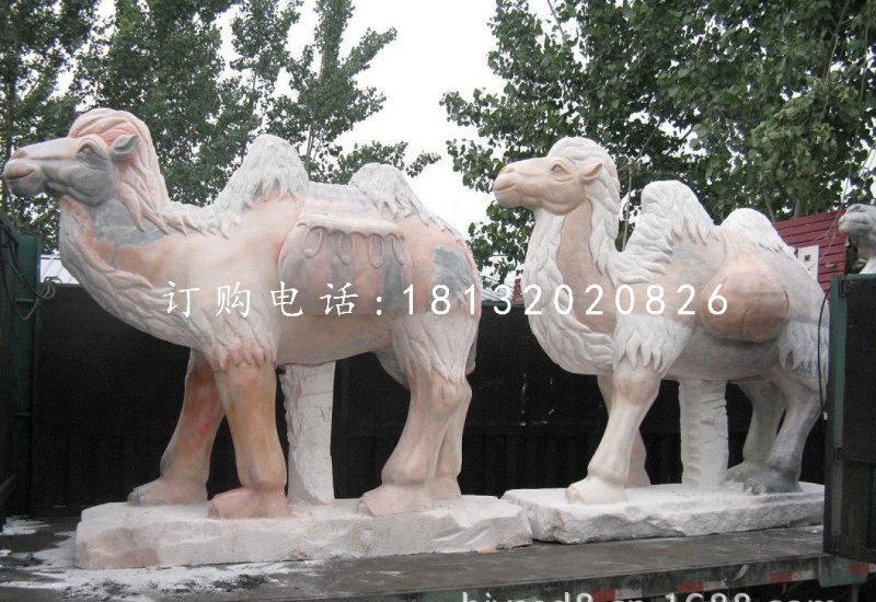 晚霞红石雕骆驼公园动物雕塑