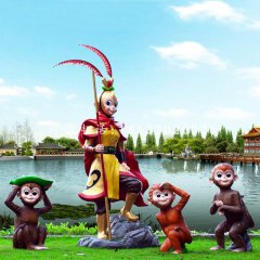 孙悟空和小猴子雕塑，玻璃钢卡通动物雕塑
