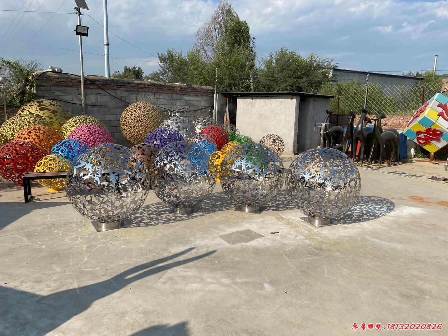 不锈钢银色镂空球雕塑