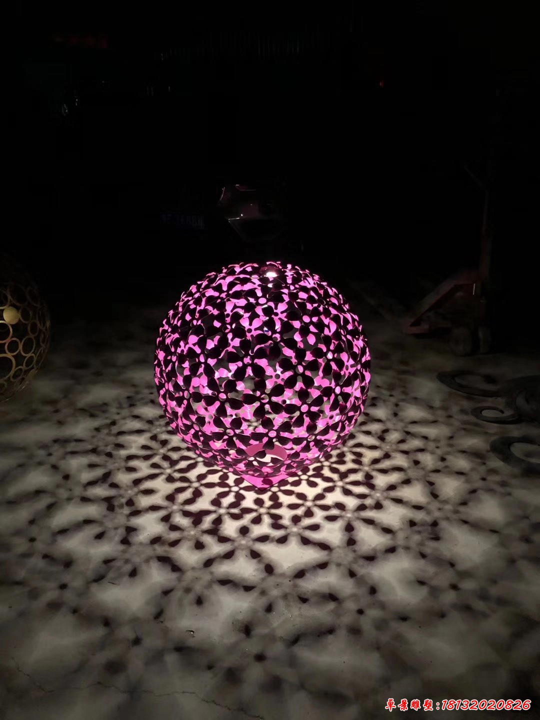 不锈钢发光镂空球雕塑