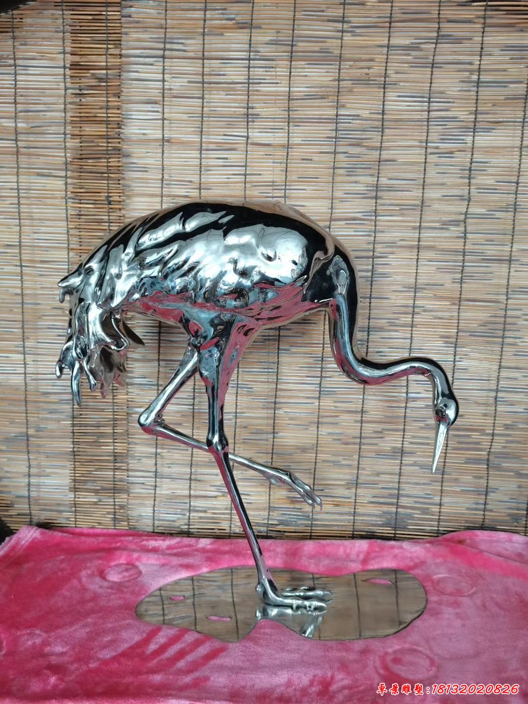 不锈钢低头仙鹤雕塑