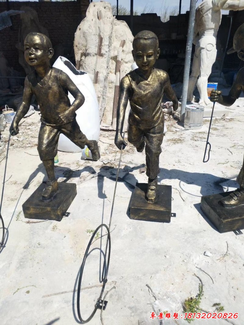 推铁环的儿童铜雕