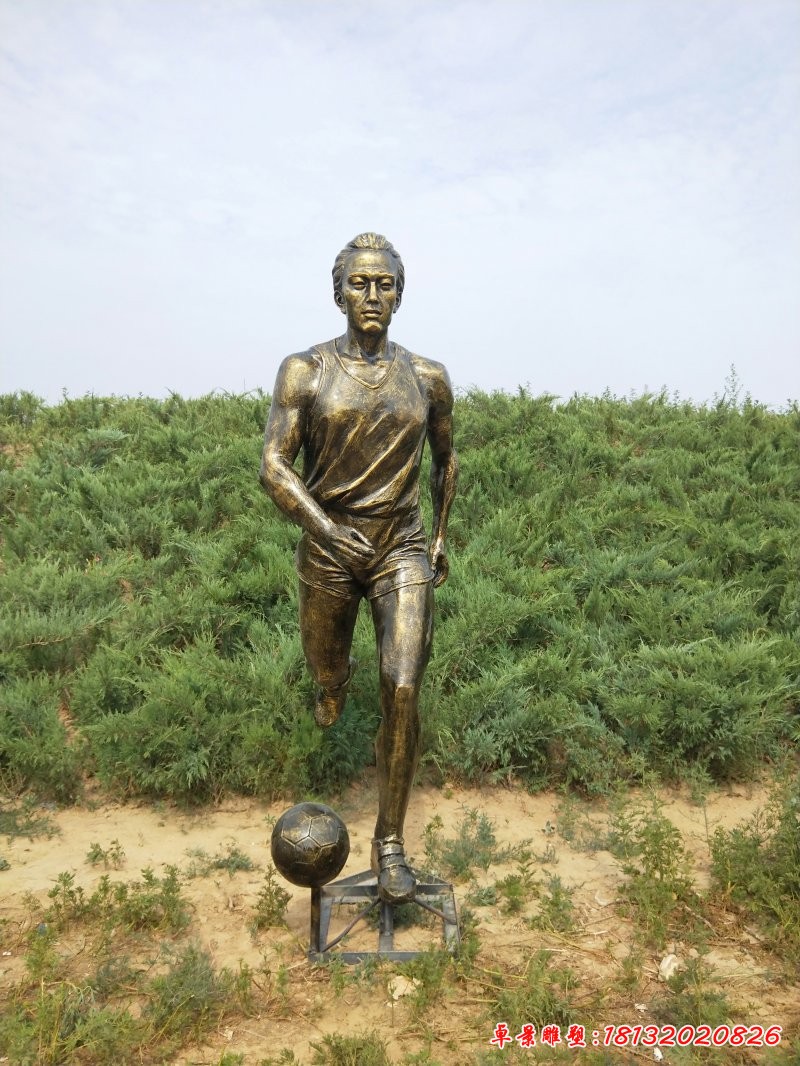 铜雕踢足球人物