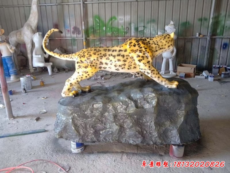 玻璃钢豹子雕塑