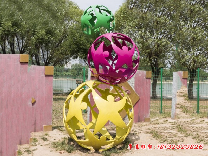 不锈钢运动人物镂空球雕塑