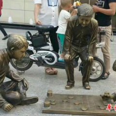 玻璃钢步行街下象棋的孩童雕塑