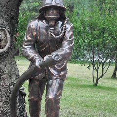 铸铜公园消防员雕塑