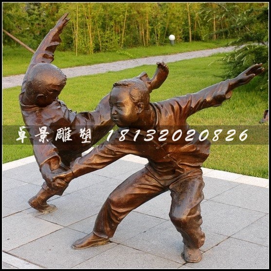 小孩摔跤铜雕，公园小品人物雕塑