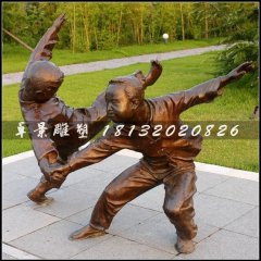 小孩摔跤铜雕，公园小品人物雕塑