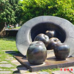 帽子里的苹果铜雕，公园创意铜雕
