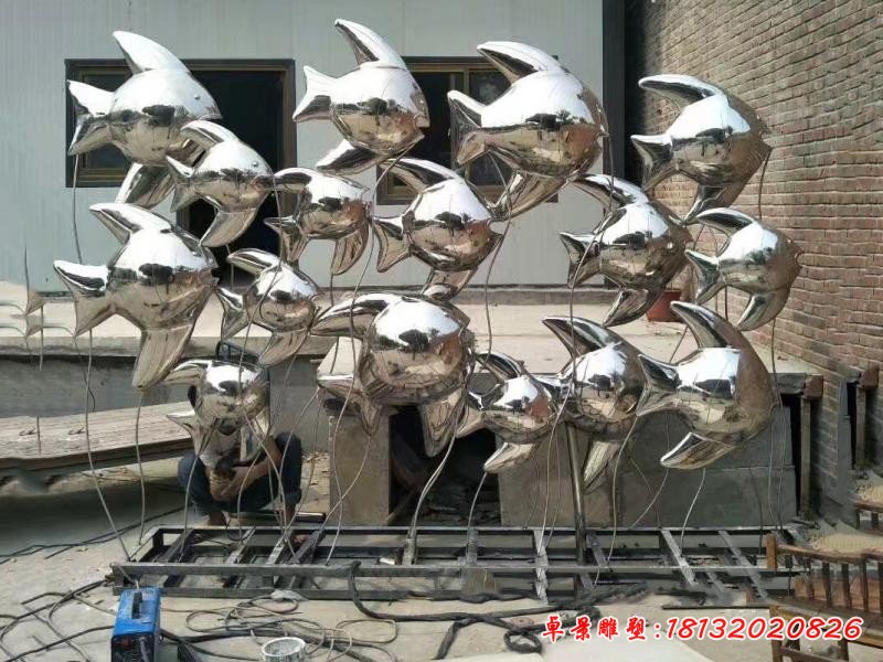 不锈钢镜面鱼群雕塑