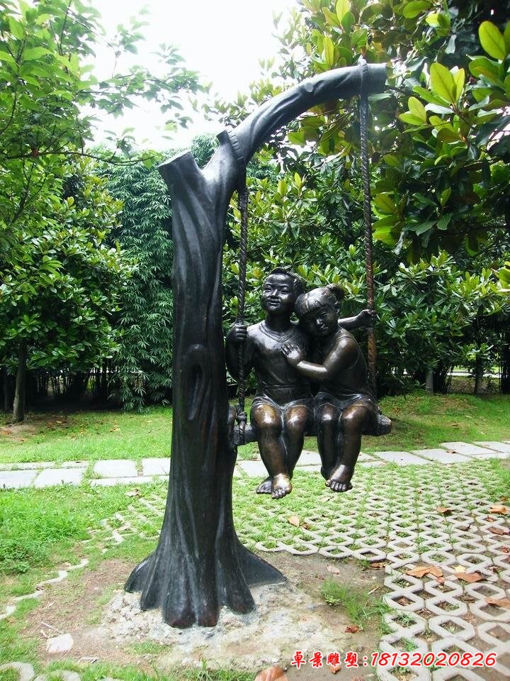 公园荡秋千的儿童铜雕