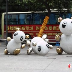 街边不锈钢抽象熊猫雕塑