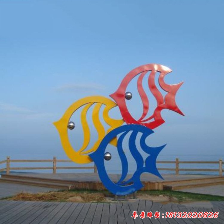 海边彩色不锈钢抽象鱼雕塑