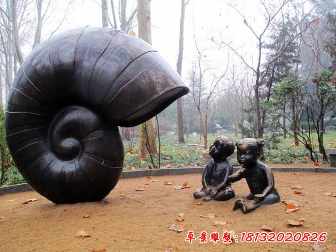 听海螺的儿童铜雕