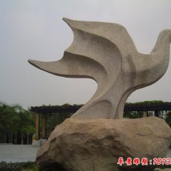 公园抽象鸽子石雕