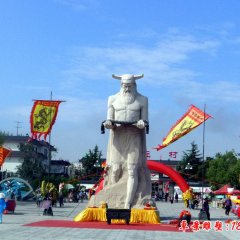 广场大型炎帝石雕