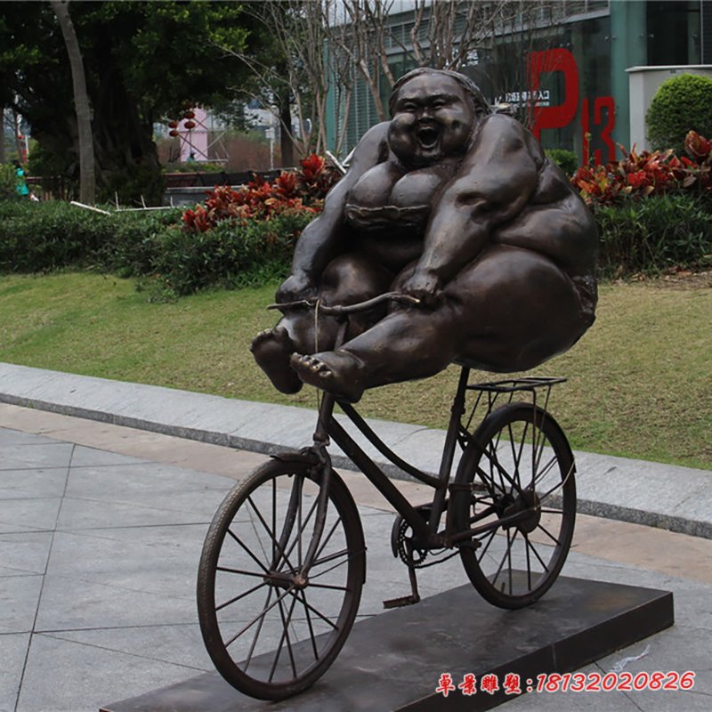 公园铜雕骑自行车人物
