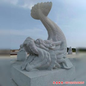 鱼化龙的雕塑